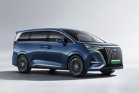 BYDとメルセデス・ベンツとの合弁会社が開発した「DENZA(デンツァ)」のフルサイズ電動ミニバン「D9」。全長5250mm、全幅1960mmという堂々たるサイズが目を引く。