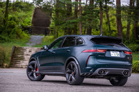 「FペースSVR」のボディーサイズは全長×全幅×全高=4755×1960×1670mm、ホイールベース=2875mm。従来モデルよりも35%低減したというCd値(0.36)も最新モデルの特徴だ。