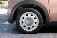 グレードは「X」と「L」の2種類。上級モデルの「X」には、写真のアルミホイールが装備される。タイヤサイズはいずれも155/65R14。試乗車にはダンロップの低燃費タイヤが装着されていた。