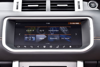 天地の薄いデザインが特徴的なタッチパネル式のセンターディスプレイ。画面のサイズは10.2インチ。