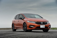 試乗車は「プレミアムクリスタルオレンジ・メタリック」のボディーカラーとブラックルーフの2トーンカラー仕立て。ボディーと同色のルーフカラーも選べる。