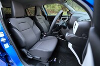 フロントシートはショルダーから脇にかけての表皮の割り方を一新。ヘッドレストの厚みも10mm増している。色は「ハイブリッドMX」「ハイブリッドMZ」がブラックとメランジグレーのツートン、「MG」がブラックのモノトーン。