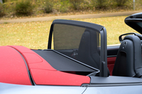 電動式のウインドディフレクターは後席の後方に格納されている。展開・格納とも即座に完了する。