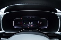 メーターは12.3インチのフルカラー液晶パネルで、レイアウトや表示項目が選べるようになっている。上部中央には、かつてのボビンメーターを想起させるデザインの速度計を配置。