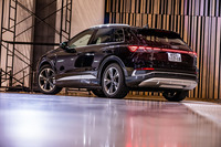 「Q4 e-tron」のボディーカラーは8万円の有償色となる写真の「ミトスブラックM」を含め、ボディースタイルにかかわらず全8色から選択できる。