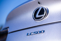 今回は、最高出力477PS、最大トルク540N・mを誇る5リッターV8自然吸気エンジン搭載の「LC500」に試乗した。車両本体価格は1327万円。