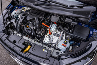 パワートレインは従来モデルからの変更はなく、ベースとなる「ノート」の4WD車と共通。フロントのモーターが最高出力116PSと最大トルク280N・mを、リアのモーターが同68PSと同100N・mを発生する。