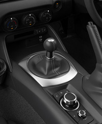 シンプルに走りのよさを追求したという「PS」グレードのトランスミッションはMTのみ。AT車は設定しないといういさぎよさだ。