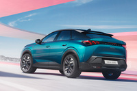 プジョーの新型「3008」は2025年7月2日に導入が発表された。パワートレインは「308 GTハイブリッド」と同じ1.2リッター直3ガソリンターボエンジンを中心とするマイルドハイブリッドだが、ステランティスがC、Dセグメント向けに開発した最新プラットフォーム「STLAミディアム」を用いている。