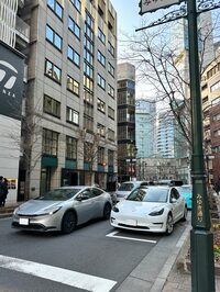 銀座のみゆき通りに並ぶ「トヨタ・プリウス」に「テスラ・モデル3」。右後方には「レクサスLC」が。平均車齢が高く、コンパクトカーが多いイタリアから来た目には、未来都市に迷い込んだように映る。