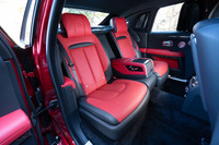 リアドアは後ろヒンジ式。後席には3座のラウンジシートと、可動式のセンターコンソールを持つ3座シート(写真)、固定式のセンターコンソールで分割された2座シートの3種類が設定されている。ヒーターやベンチレーション機能に加え、ピクニックテーブルやエンターテインメントシステム、リアコンパートメントカーテンなど、さまざまな快適装備が用意される。