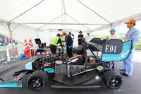 車検風景。車体は写真のような鋼管スペースフレームが主流だが、モノコック構造を採用するチームもある。写真のマシンは「学生フォーミュラ日本大会2023」でベスト三面図賞1位、プレゼンテーション賞2位の静岡理工科大学EV。