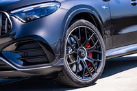 鍛造の「21インチAMGアルミホイール(RWL)」は、「AMGカーボンパッケージ」に含まれるオプションアイテム。今回の試乗車はフロントに265/40ZR21、リアに295/35ZR21サイズの「コンチネンタル・スポーツコンタクト7」タイヤを組み合わせていた。