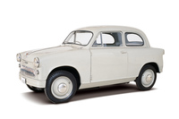 1955年10月に発売された軽自動車「スズライト」。必要十分な出力を発生させる2ストロークの360cc2気筒エンジンと、FFの駆動方式がかなえる広い車内空間により成功を収めた。