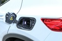 給電口は車体左側に配置される。リア(写真)が急速充電用で、フロントが普通充電用となる。