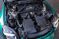 フロントミドシップされる4リッターV8ツインターボエンジンは、カムプロファイルの変更、圧縮比の最適化、タービンの大径化などにより、従来型に比べ155PS/115N・m増しとなる最高出力665PS、最大トルク800N・mを発生。