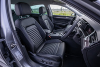 「TDIエレガンス アドバンス」グレードの前席は電動調整機能付きで、ヒーターとベンチレーションシステムが内蔵されている。写真のナッパレザー表皮が標準仕様となる。