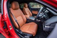 「XE」はマイナーチェンジで全モデルとも本革シートが標準装備となった。試乗車は「シエナタン」と呼ばれるカラーリングの「ウィンザーレザースポーツシート」を装着していた。