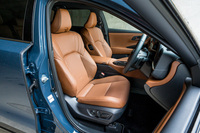 ヒップポイントの高さはシリーズで一番高い650mm(前後とも共通)。前席にはヒーターもベンチレーションも備わっている。