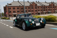 神奈川・横浜のみなとみらい地区を走る「プラスシックス」。リアタイヤの直前に座り、長いボンネットを眺めて走る運転感覚は、いかにもクラシックだ。