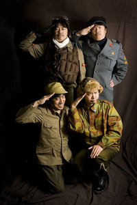 MJ参謀長(清水草一)を中心として結成されたカーマニア集団「MJ戦略参謀本部」の面々。上段左から伊達軍曹、MJ参謀長。下段左からマリオ二等兵、安ド二等兵。