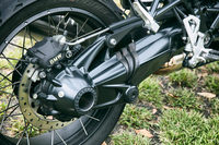 リアサスペンションはBMW伝統の“片持ち式”。滑りやすい路面での後輪のスピンを防ぐため、スタビリティーコントロールが標準装備される。