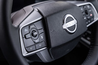 「プロパイロット2.0」搭載車のステアリングスイッチがピアノブラックのタッチ式となるのに対して、「プロパイロット」搭載車では、オーソドックスな物理スイッチが採用される。従来型でステアリングホイールの右側にあったプロパイロットの操作スイッチは、新型では左側にレイアウトされている。
