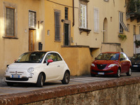 「フィアット500」(写真左)と「ランチア・イプシロン」(同右)。