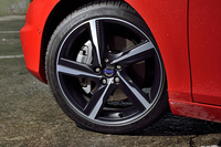 装着されるタイヤのサイズは225/40ZR18。組み合わされるアルミホイールは「T5 R-DESIGN」専用デザインのもの。