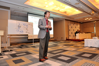 華創日本の代表取締役兼COOとしてスピーチする水野和敏氏。