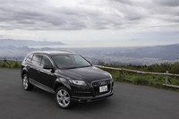 乗り心地の良さはQ7の誇れるポイント。オプションのアダプティブエアサスペンション非装着車であってもその魅力は変わらない(写真は4.2FSIクワトロ)。