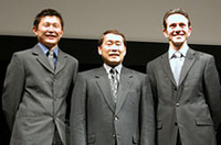 ハセミモータースポーツの面々。ホンダで「NSX」を駆った金石年弘(左)が日産勢に加わった。真ん中が長谷見昌弘監督、そしてエリック・コマス。