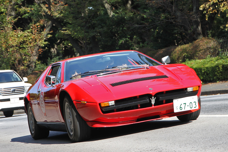 1975年「マセラティ・メラクSS」。マセラティ初のミドシップ車だった「ボーラ」の車体に、マセラティが「シトロエンSM」用に開発した3リッターV6エンジンを積んだモデル。