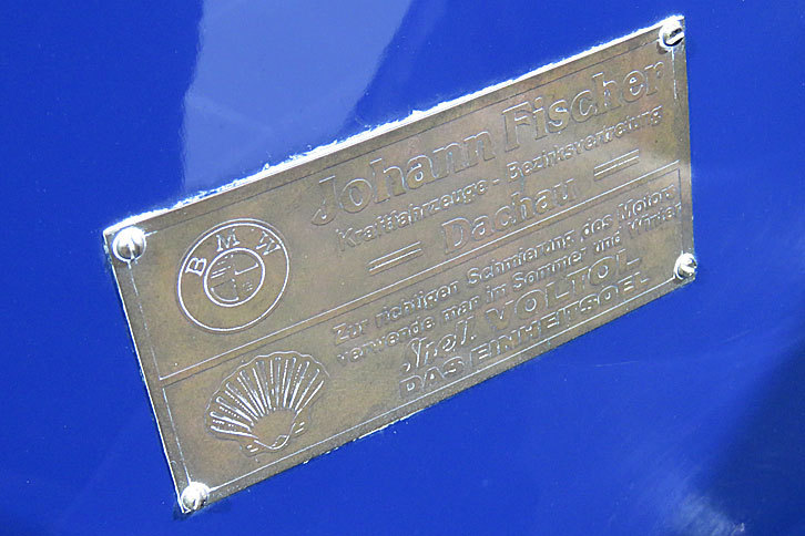 コーションプレートの左上に注目。この当時、すでに今日とほぼ同じデザインのエンブレムが使われていたことがうかがえる。