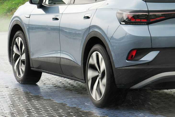 滑りやすい路面では当然のこと駆動輪(この場合は後輪)が空転するが、RWDの「ID.4」では駆動を担う後輪にトラクションがかかりやすく、賢い駆動制御とも相まって、じわじわと坂を登りきることができた。