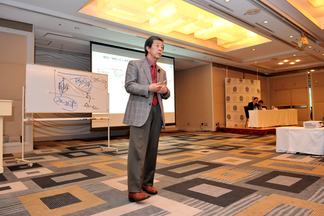華創日本の代表取締役兼COOとしてスピーチする水野和敏氏。