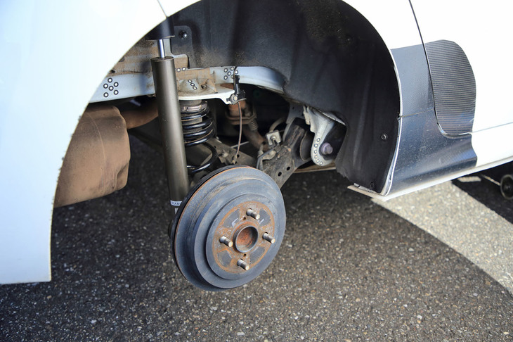 こちらはリアの足まわり。「TRD CUP-SPECダンパー」は、前後ともに車高調整機構および32段階の減衰力調整機構付きで、もちろんオーバーホールも可能となっている。