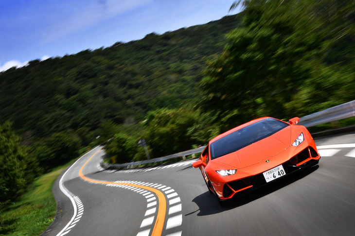 池沢早人師先生がステアリングを握る「ランボルギーニ・ウラカンEVO」のワインディングロード走行シーン。640PSに進化したV10エンジンや意のままに操れるハンドリングが魅力だと語った。