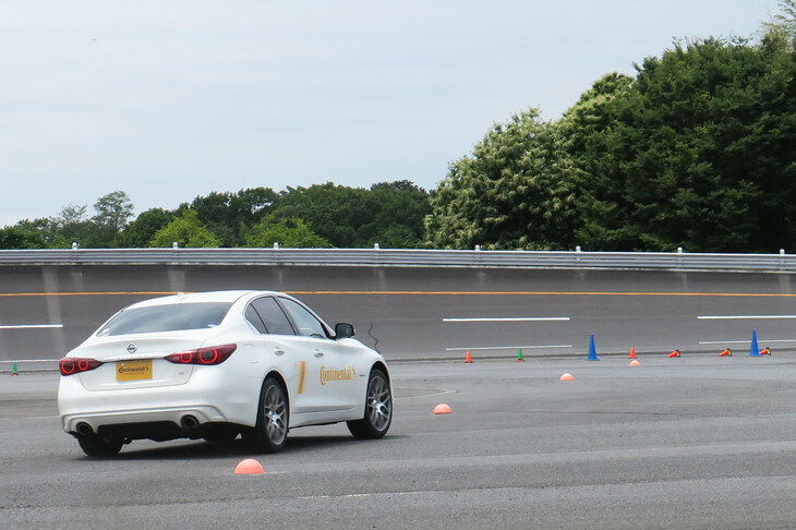 パイロンスラロームに臨む、「スポーツコンタクト7」を横着した「日産スカイラインGT」。操舵に忠実に反応する応答性のよさと、横方向のグリップ力の高さを体感できた。