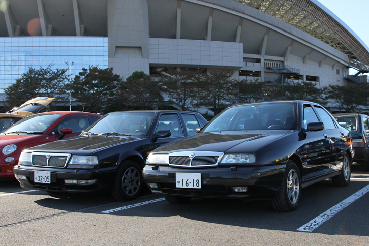 「ランチア・テーマ」(左)とその後継で、正規輸入されなかった「カッパ」(右)。カッパのオーナーが19歳の大学生だったことに驚いた。