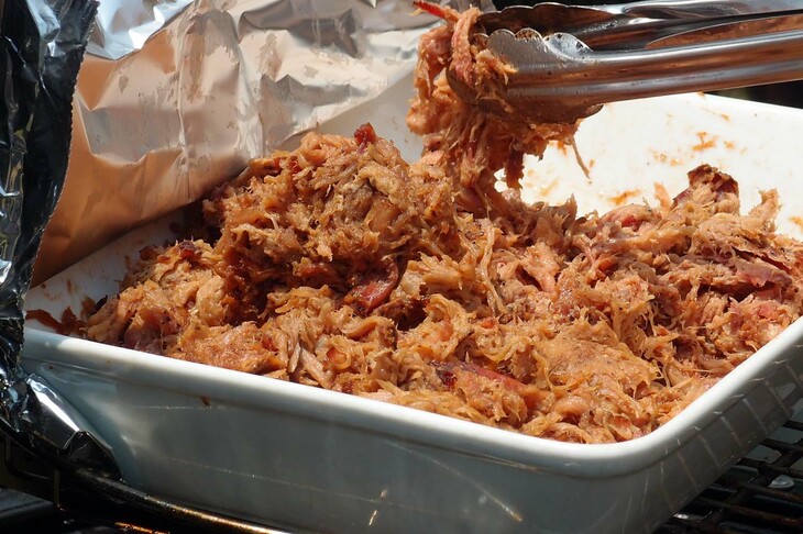 「プルドポーク(Pulled Pork)」は、豚肩肉を簡単にほぐせるまで柔らかく仕上げた料理。こちらも総調理時間は10時間(スモーク8時間+焼き2時間)を要する、手間のかかるメニューだ。