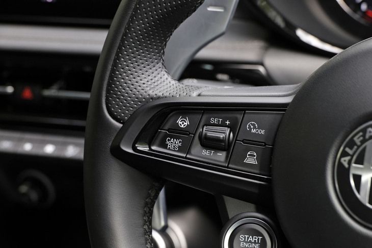 運転支援システムも充実しており、アダプティブクルーズコントロールやレーンセンタリングアシスト、トラフィックジャムアシストなどが標準で装備される。