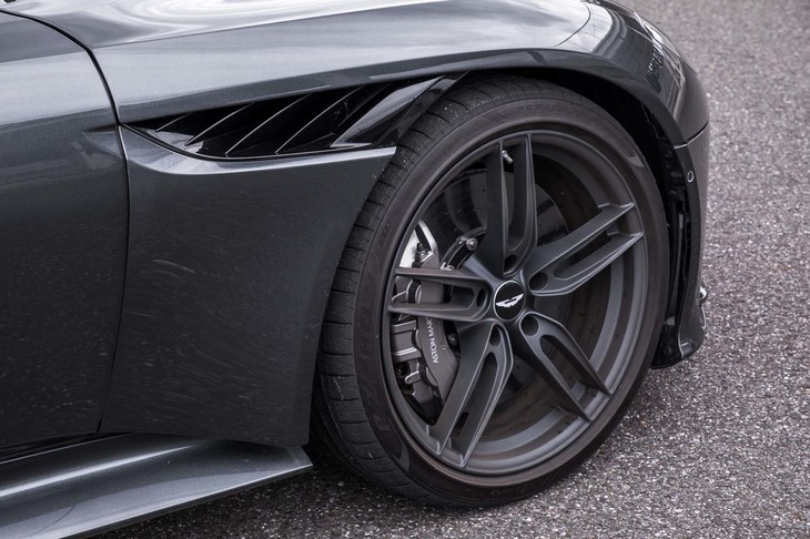 タイヤは専用開発の「ピレリPゼロA7」を装着。フロントには265/35R21、リアには305/30R21サイズをセット。ホイールはYスポークデザインとツインスポークデザイン(写真)の2種類を用意している。