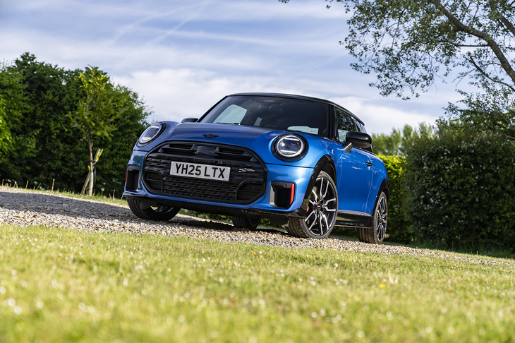 新世代の「MINIジョンクーパーワークス」シリーズはすでに日本での販売が始まっている。ここではエンジン車の「3ドア」と「コンバーチブル」を紹介する。