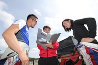 ブリヂストンのタイヤエンジニア氏と情報をやりとりする凜太郎選手(左)と池島選手(右)。