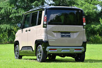 新型「デリカミニ」の意匠はご覧のとおり、好評だった初代のイメージをほぼほぼ踏襲。細部を見ると、スキッドプレートを大型化するなどして、よりオフロード感を強調している。