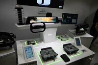 AIにつくらせた海辺の画像が、メインのディスプレイに表示されている。