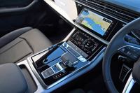 2枚のタッチスクリーンが配されたセンタークラスターまわり。上段のディスプレイはインフォテインメントシステムやナビゲーションを、下段のディスプレイはエアコンなどを操作するものだ。