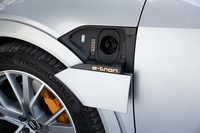 左のフロントフェンダー部分に備わる急速充電用ポート。こちらは最大50kWまで対応している。