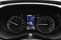 メーターは2眼タイプ。中央には、カラー表示の4.2インチマルチインフォメーションディスプレイが備わる。